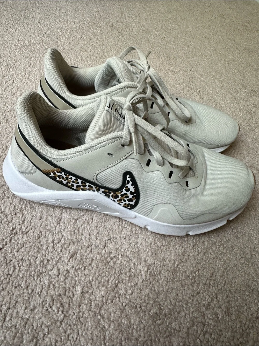 Nike Women's Legend Essential 2 Premium Training Sneakers size 10